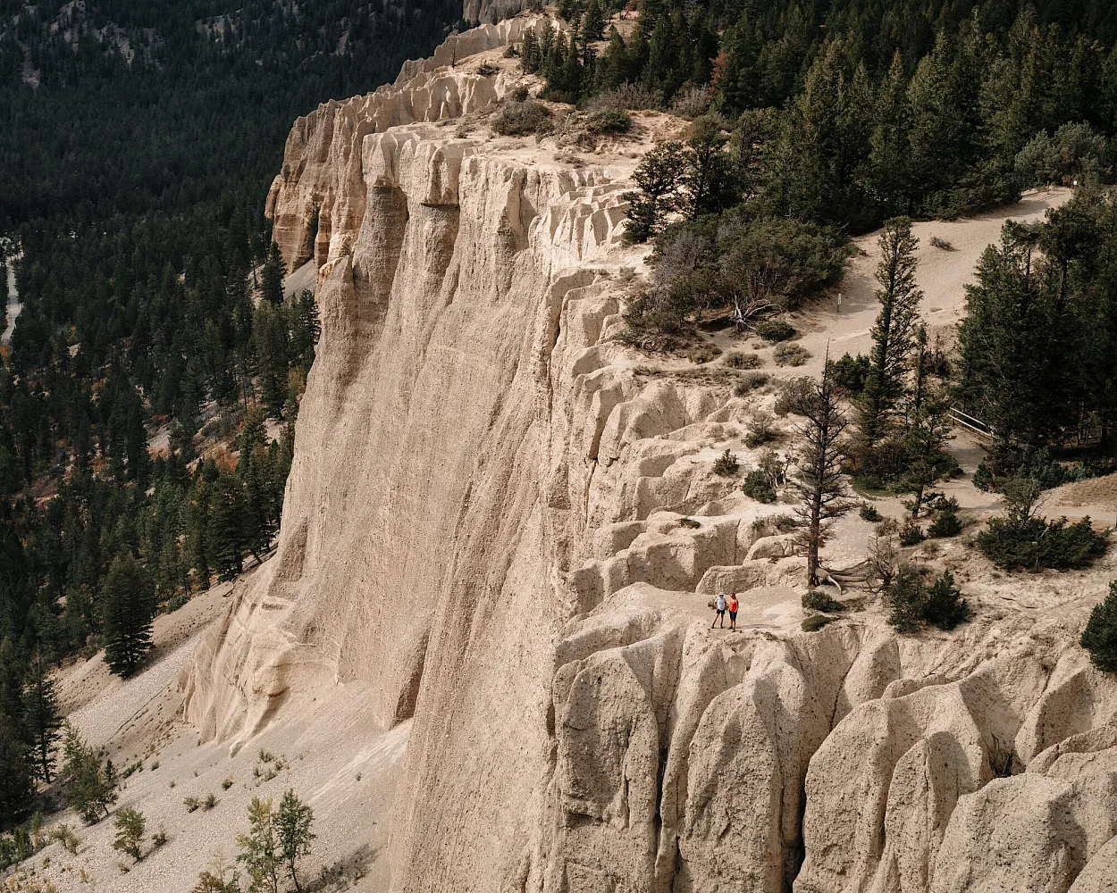 En el sendero Hoodoo Trail; un recorrido de ida y vuelta cerca de Fairmont Hot Springs.