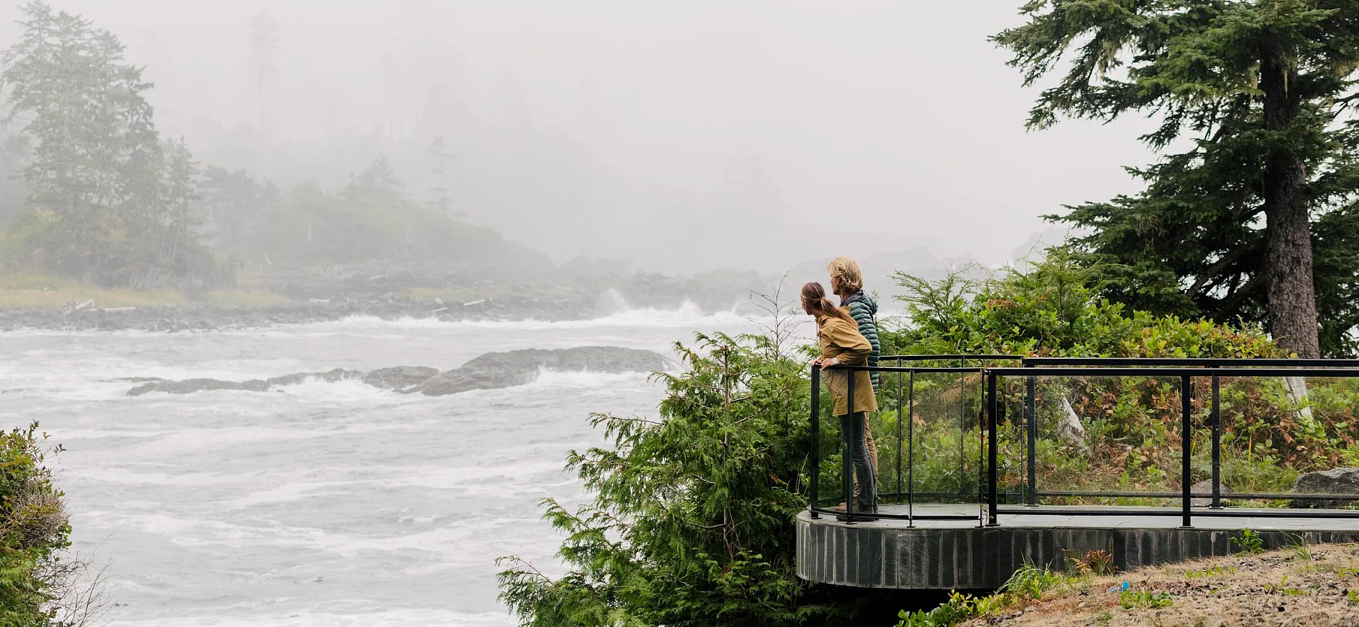 Dos personas contemplando las vistas al mar en el Black Rock Oceanfront Resort, en Ucluelet.