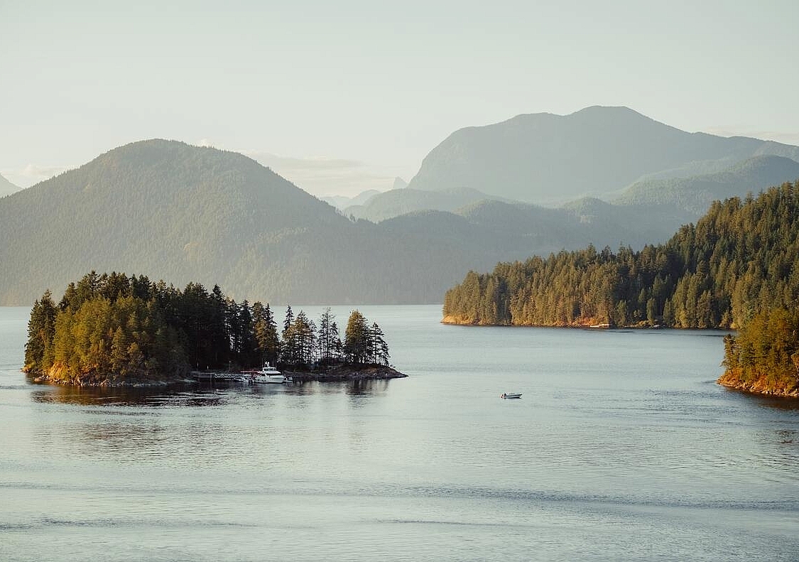 Blick auf den Sechelt Inlet von der West Coast Wilderness Lodge in Egmont.