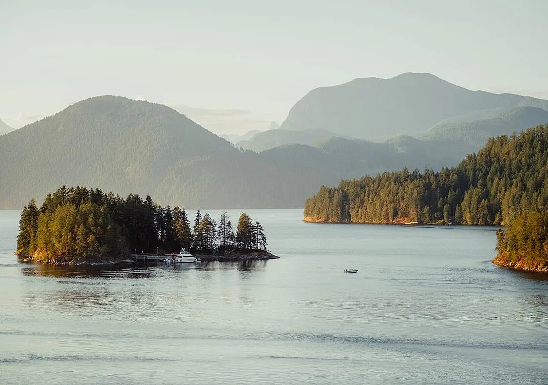 Blick auf den Sechelt Inlet von der West Coast Wilderness Lodge in Egmont.