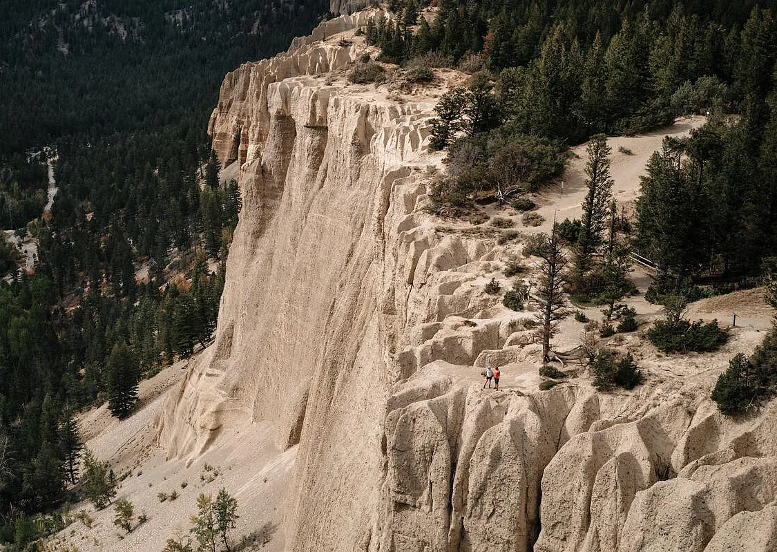 Por el sendero Hoodoo; un recorrido de ida y vuelta cerca de Fairmont Hot Springs.