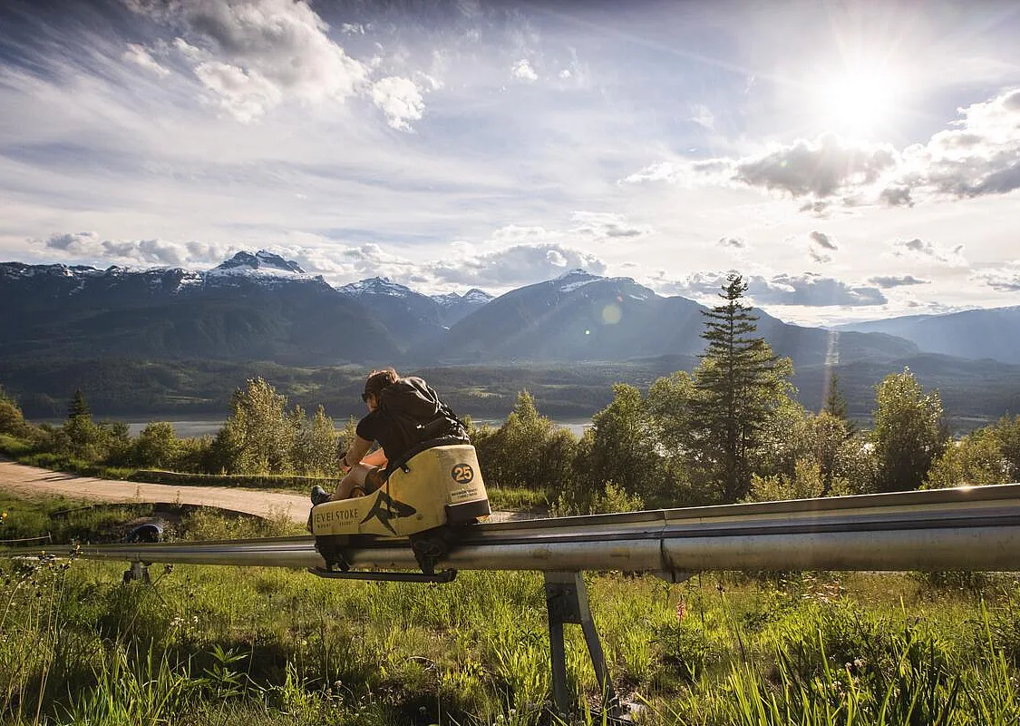 Sommerattraktion im Revelstoke Mountain Resort – die Pipe Mountain Coaster.