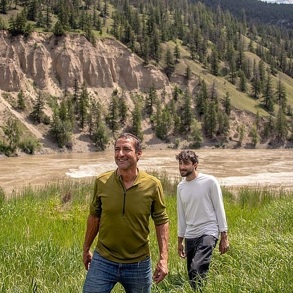 Un padre y su hijo haciendo senderismo por los pintorescos paisajes del río Fraser, junto a la carretera Chilcotin-Bella Coola (carretera 20).