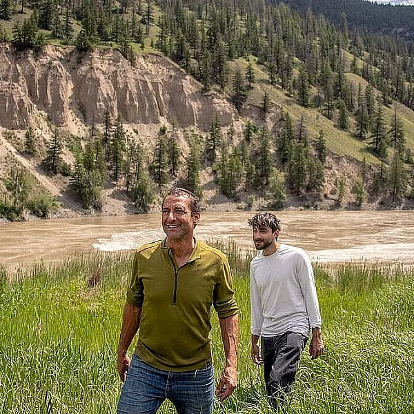 Ein Vater und sein Sohn wandern durch die malerische Landschaft am Fraser River, direkt am Chilcotin-Bella-Coola-Highway (Highway 20).