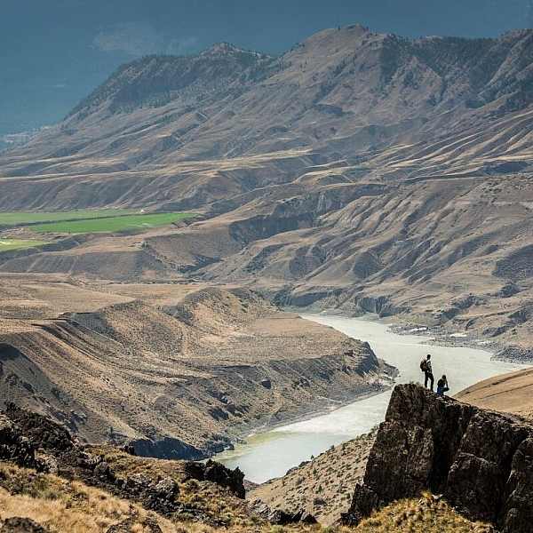 Excursionistas con vista al río Fraser, cerca de Jesmond.