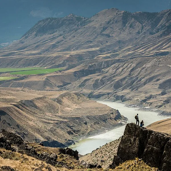 Wandernde mit Blick auf den Fraser River, nahe Jesmond.