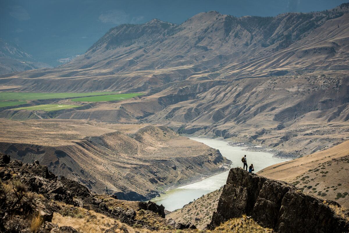 Excursionistas con vista al río Fraser, cerca de Jesmond.