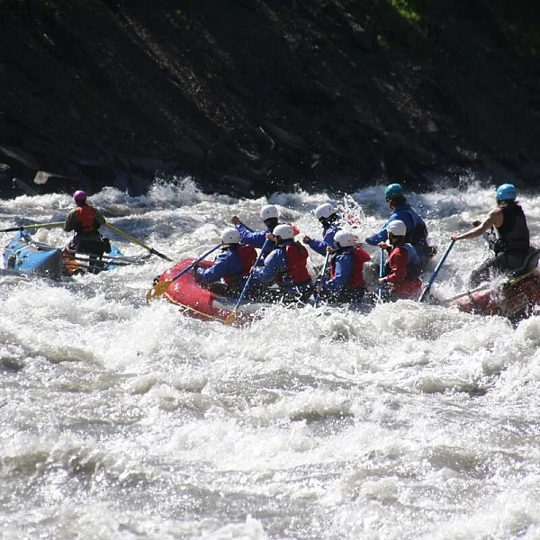 Eine Gruppe beim Wildwasser-Rafting auf dem Illecillewaet River in der Nähe von Revelstoke mit Apex Rafting.