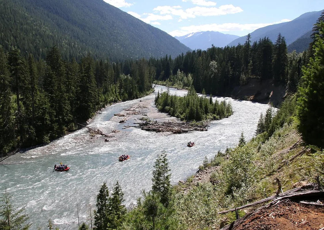 Eine Gruppe beim Wildwasser-Rafting auf dem Illecillewaet River in der Nähe von Revelstoke mit Apex Rafting.