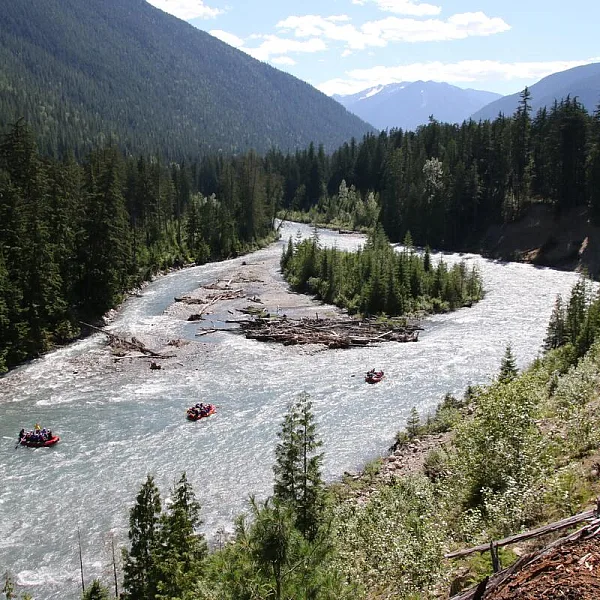 Eine Gruppe beim Wildwasser-Rafting auf dem Illecillewaet River in der Nähe von Revelstoke mit Apex Rafting.