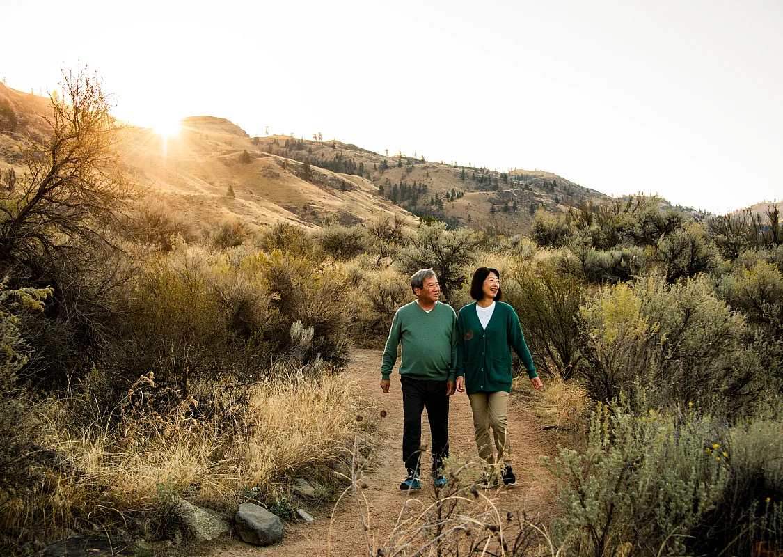 Una pareja realizando un recorrido por su cuenta en el Centro Cultural del Desierto de Nk'Mip, en Osoyoos.