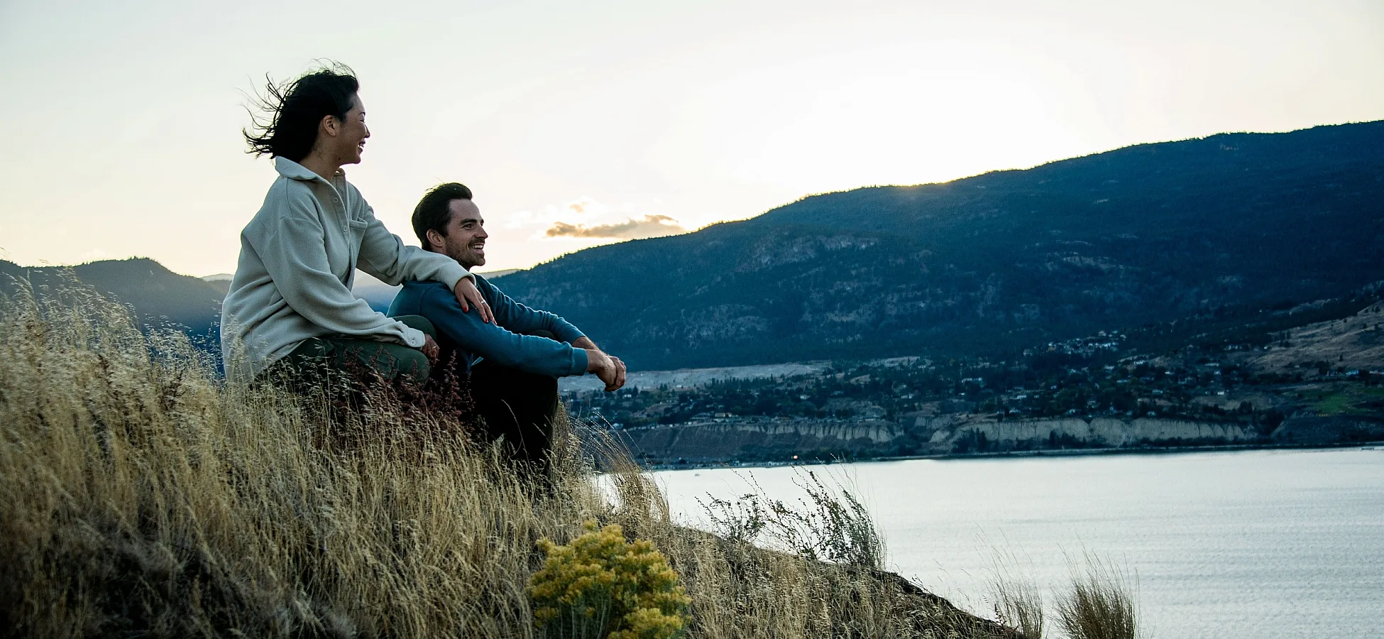 Una pareja disfruta de las vistas del lago Okanagan durante su ruta de senderismo por el monte Munson, en Penticton.