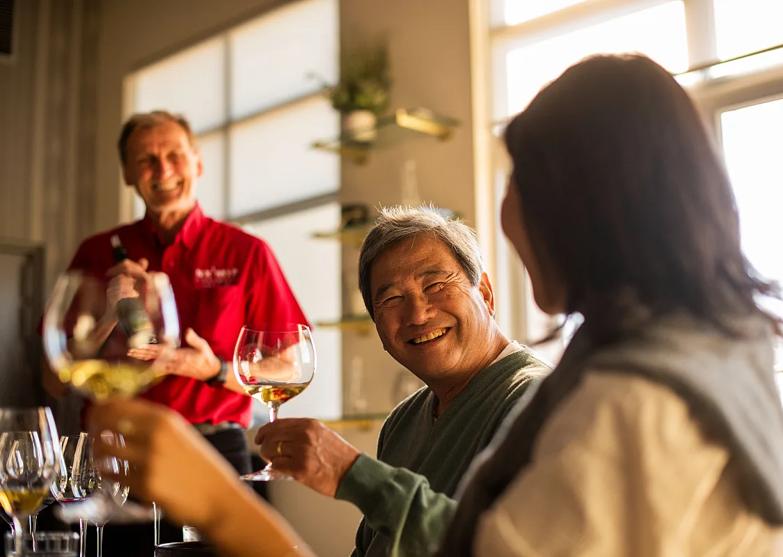 Un padre y su hija disfrutando de la comida y el vino en Nk'Mip Cellars, en Osoyoos.