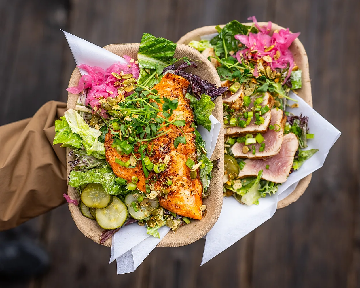 Die Edelweiss Media FAM genießt ein Taco-Mittagessen im „Red Fish Blue Fish“.