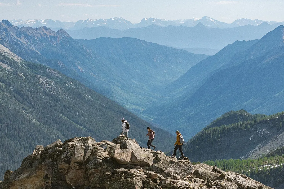 Tres amigos haciendo heli-senderismo en los Bugaboos durante un viaje guiado con CMH Bugaboos.