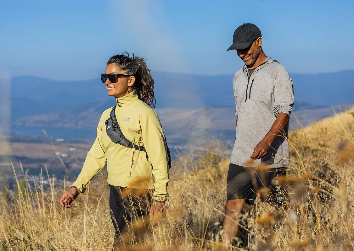 Personas que hacen senderismo en Coldstream en otoño por el sendero Ranchlands Trail, en Coldstream