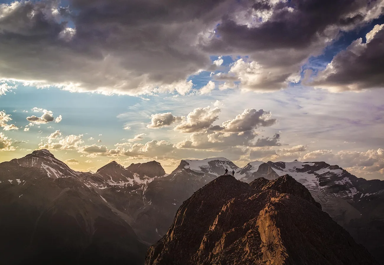 Desde la cresta de la cima del monte Burgess, en el Parque Nacional de Yoho. Al fondo se divisan el monte Carnarvon, el monte Marpole y la cordillera President.