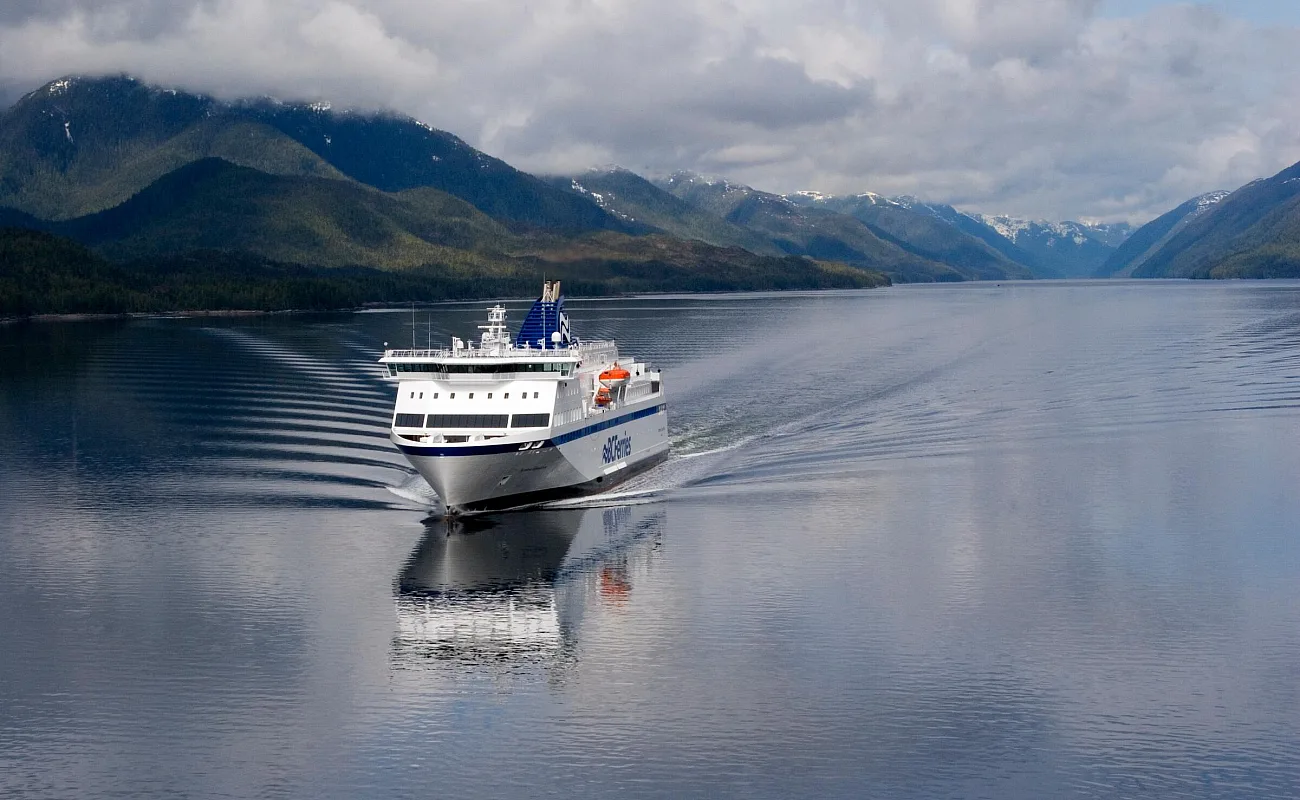 El «Northern Expedition» de BC Ferries en el canal de Grenville, en el Pasaje Interior
