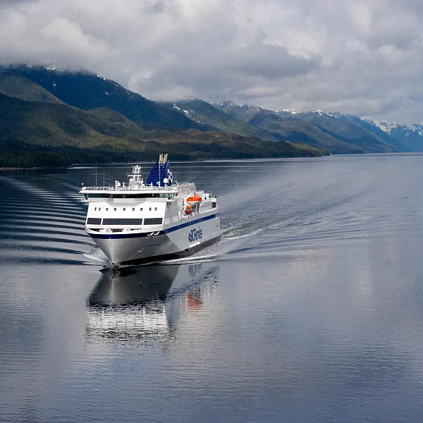 El «Northern Expedition» de BC Ferries en el canal de Grenville, en el Pasaje Interior