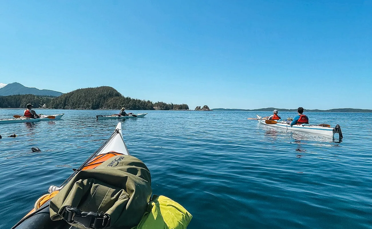 Un grupo realizando una excursión en kayak con North Island Kayak en Telegraph Cove, en el norte de la isla de Vancouver.