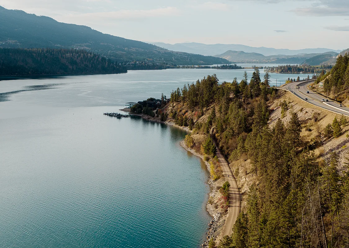 Vista aérea de la ruta ciclista del lago Kalamalka y el Okanagan