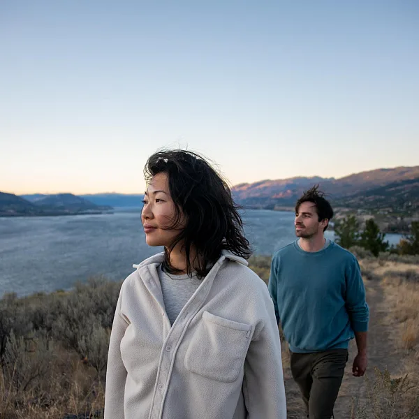 Una pareja haciendo senderismo junto al lago Okanagan, en la montaña Munson, en Penticton.