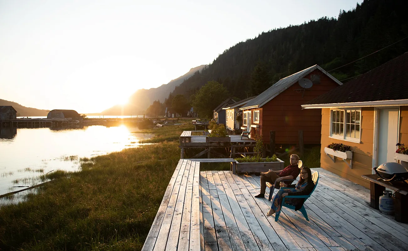 Dos personas que se alojaban en el Cassiar Cannery, en Port Edwards