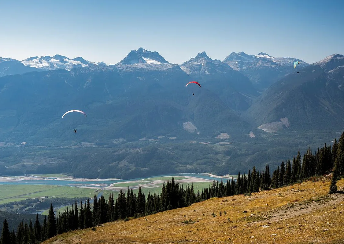 Gleitschirmfliegen im Revelstoke Mountain Resort.