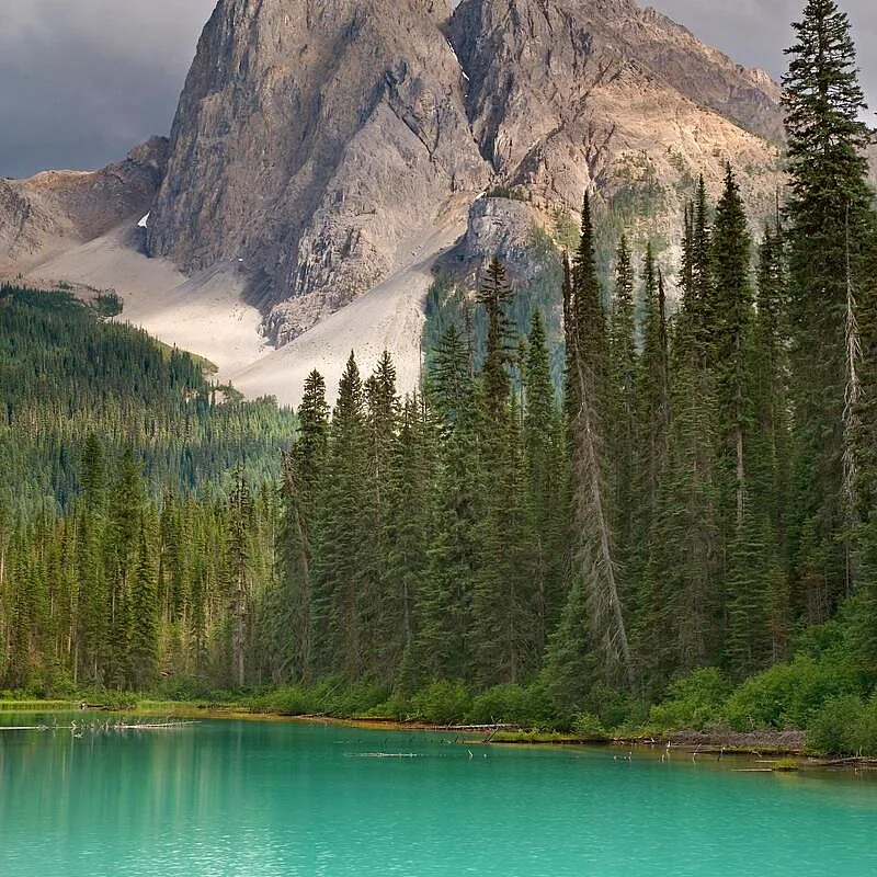 Lago frente a una montaña, Lago Emerald, Parque Nacional Yoho, Columbia Británica, Canadá