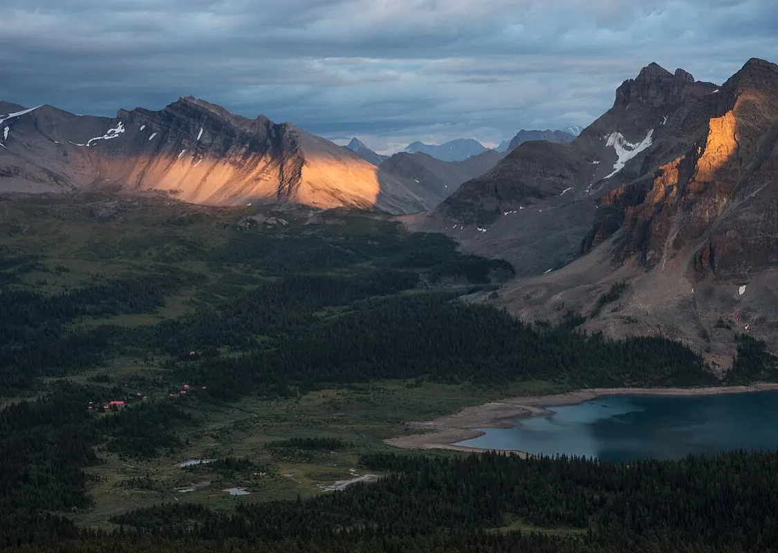 Vista hacia el este del Assiniboine Lodge desde el sendero que lleva al pico Nub