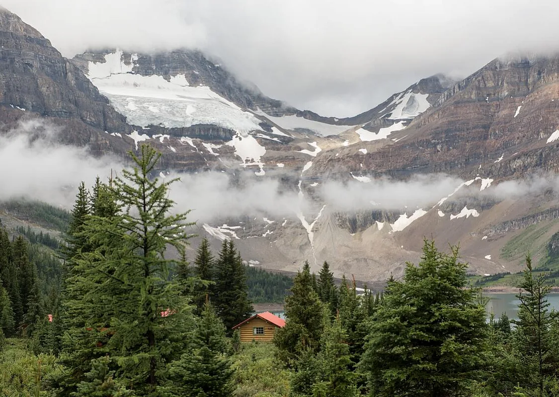 Cabañas del Assiniboine Lodge con vistas al lago Magog y al monte Assiniboine