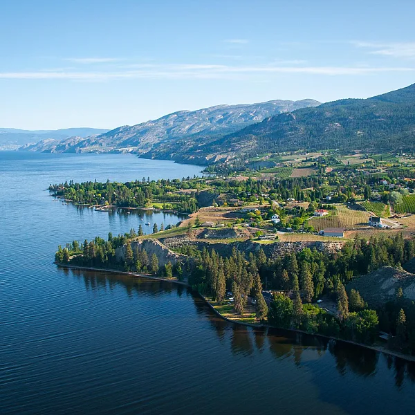 Ein Blick auf die Naramata Bench am Okanagan-See in der Nähe von Penticton.