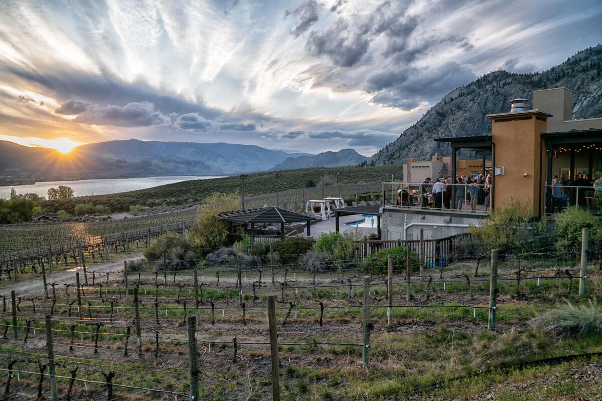 Sonnenuntergang mit Blick auf die Terrasse von „The Bear, The Fish, The Root & The Berry“ im Spirit Ridge Resort.